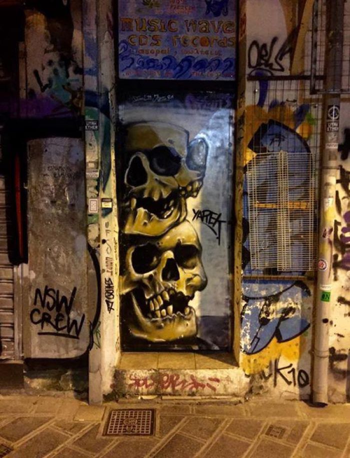 Skull door στο Μοναστηράκι