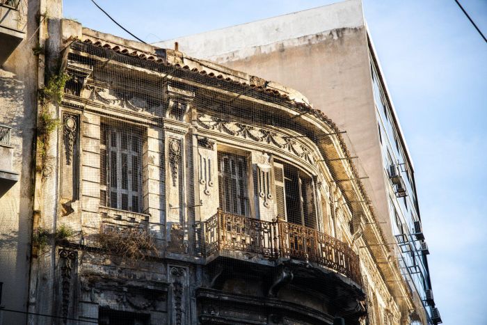 Γ΄  Σεπτεμβρίου και Μάρνη: Η εκλεκτικιστική διπλοκατοικία με τη χαρακτηριστική καμπύλη, που σφραγίζει 100 χρόνια αστικής ιστορία