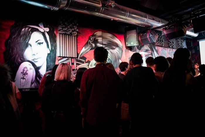 Blackbird – Bums Ένα κλασικό bar με ένα underground music stage για συνοδοιπόρο 