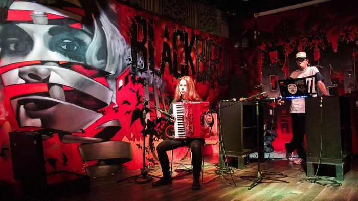 Blackbird – Bums: Ένα κλασικό bar με ένα underground music stage για συνοδοιπόρο