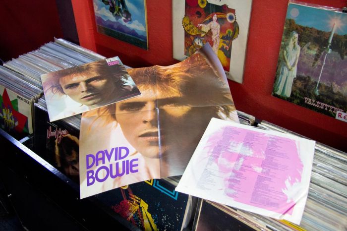 Μια συζήτηση στα Εξάρχεια για τον Bowie την εμπορικότητα και την αυθεντικότητα