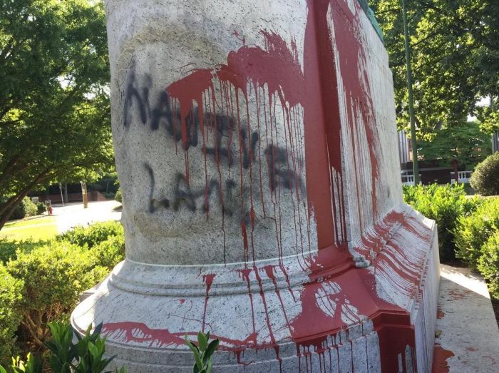 Το Άγαλμα του Robert E. Lee μετά από παρέμβαση στο Σάρλοτσβιλ, ένα μήνα πριν το τρομοκρατικό χτύπημα 