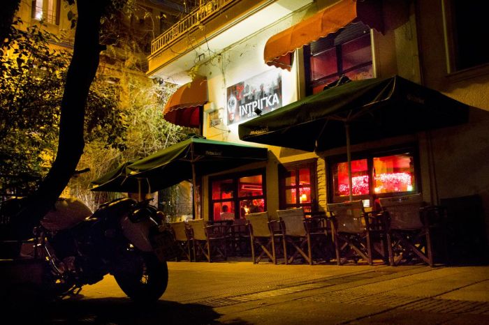 Ίντριγκα – ένα ιστορικό εξαρχειώτικο bar, από το 1981 σταθερή αξία στην Θεμιστοκλέους