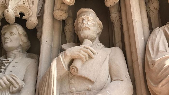 Το άγαλμα του Lee στο Duke University - ελαφρώς παραμορφωμένο