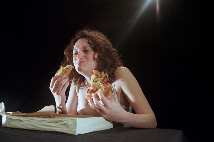  Κοιμήθηκα με τα μαλλιά μου μέσα σ’ένα άδειο κουτί πίτσας - Θεατρική παράσταση στο Studio Μαυρομιχάλη