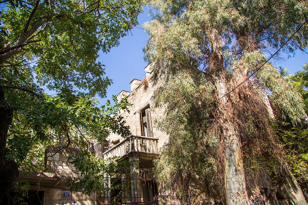 Η οικία Καλλισπέρη στη συνοικία της Ακρόπολης: Ένα παρατημένο διατηρητέο μνημείο ιστορικής αξίας, με δείγματα γοτθικής αρχιτεκτο