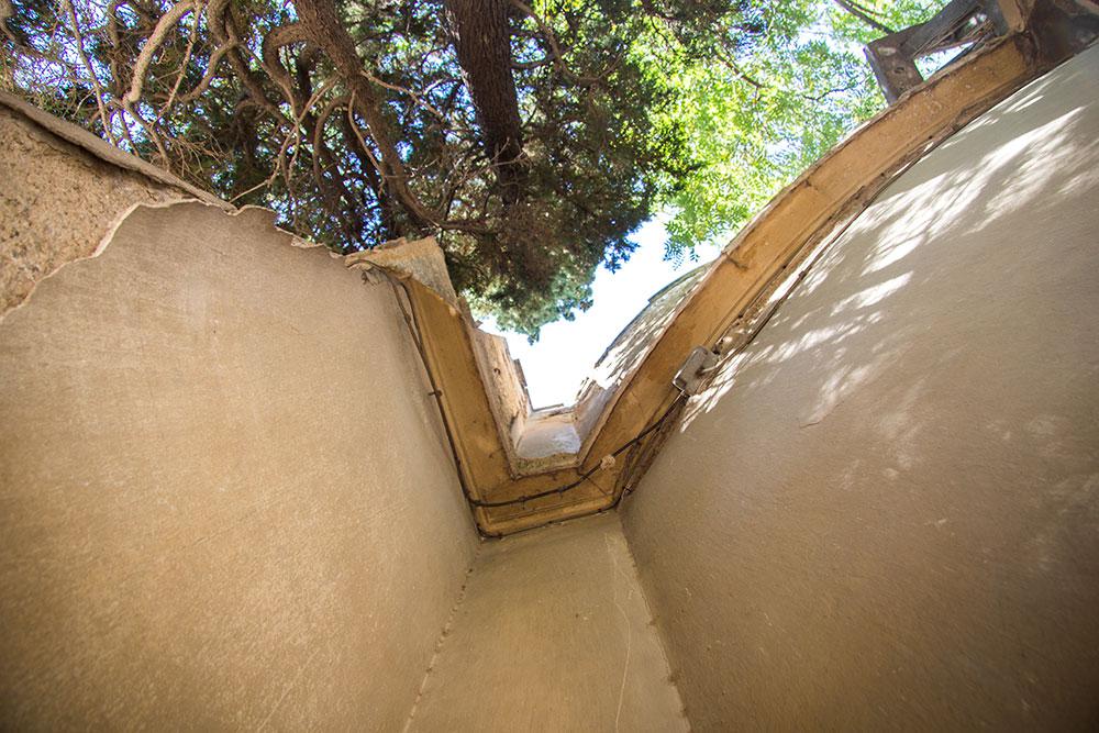 Η οικία Καλλισπέρη στη συνοικία της Ακρόπολης: Ένα παρατημένο διατηρητέο μνημείο ιστορικής αξίας, με δείγματα γοτθικής αρχιτεκτο