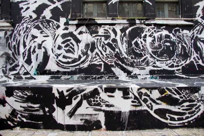 Το τεράστιο μαύρο γκραφίτι στο πολυτεχνείο